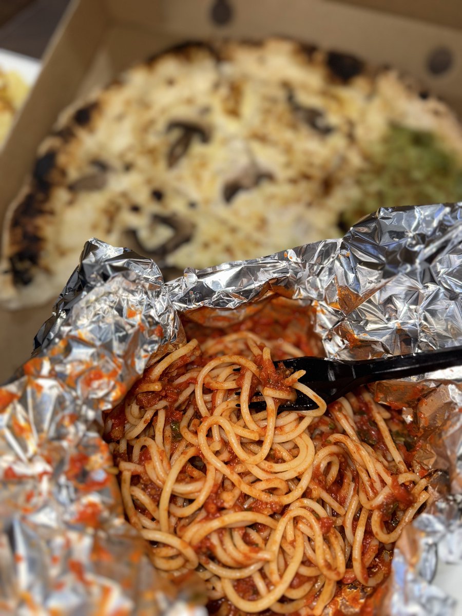 اشوف ان البيتزا والسباغيتي عشا رومانسي ولازم يكون من ضمن ديت Lesbian♥️