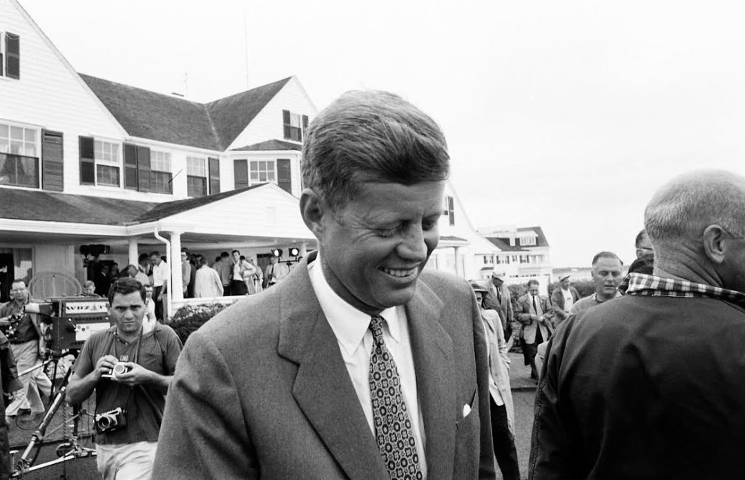 JFK_MEMORIESS's tweet image. President John F. Kennedy outside the Kennedy compound in Hyannis Port, 1960.