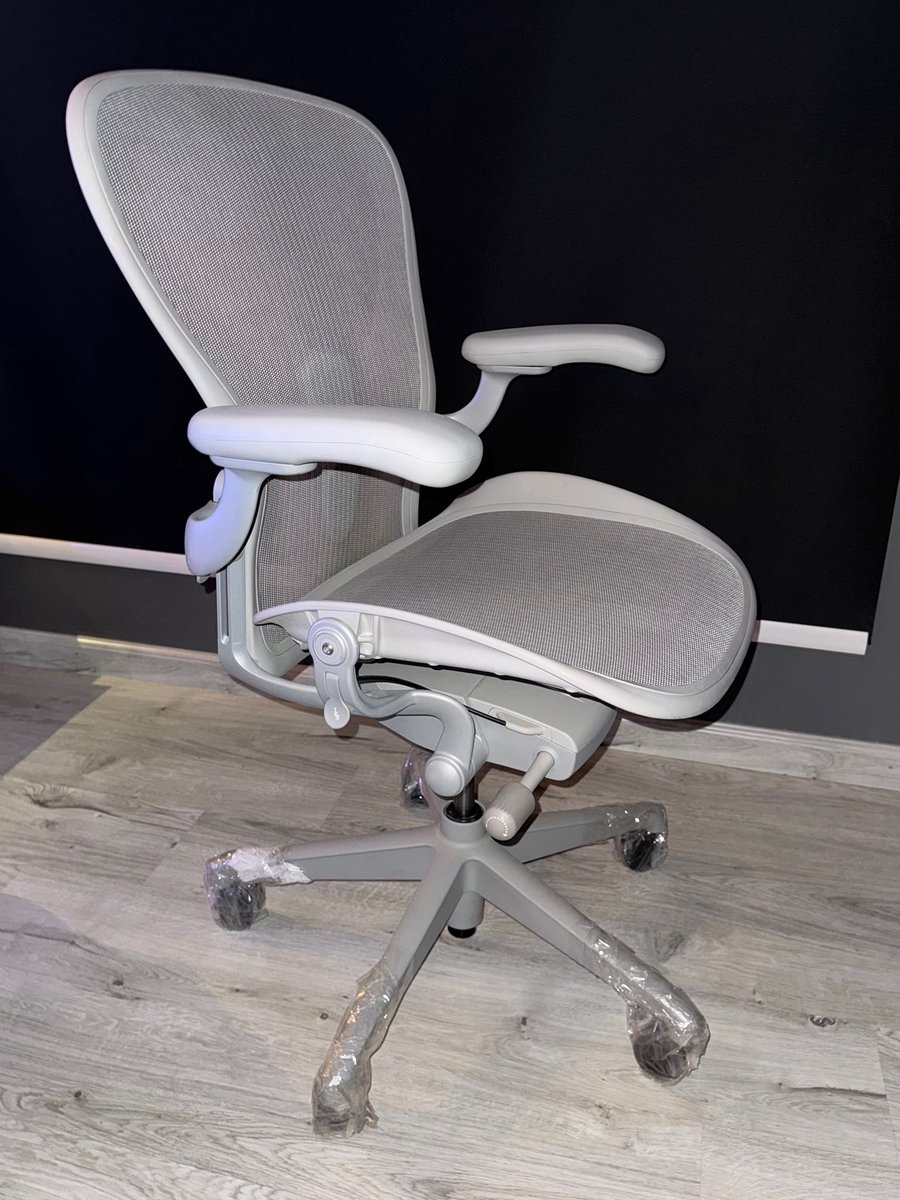 EPOI's tweet photo. اخيراً Herman Miler Aeron Remastered 

وداعاً لآلام الظهر https://t.co/LaDlT2Caai