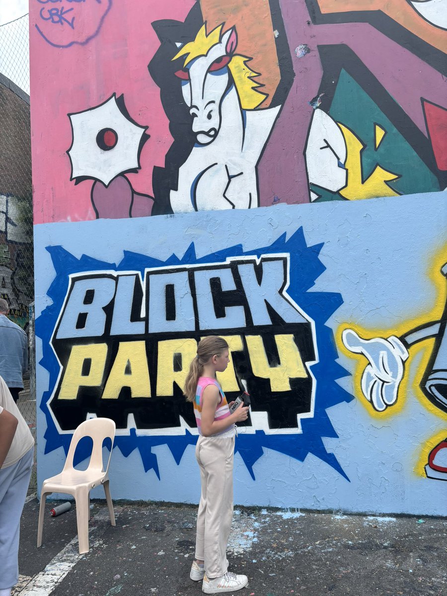 Lille_en_commun's tweet image. En plein cœur de l’été, #Wazemmes est en mouvement 🪩
✅ Un moment suspendu, plein de poésie, pelouse des enfants du paradis
✅ De l’énergie, place d’Oujda, pour une block party entre capoeira, graff, box et confection de bijoux ✨
A #Lille, le droit aux vacances en proximité !