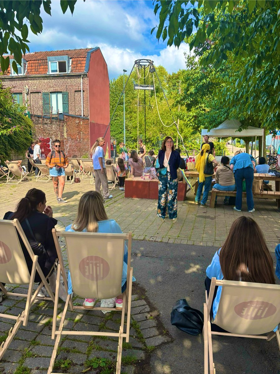 Lille_en_commun's tweet image. En plein cœur de l’été, #Wazemmes est en mouvement 🪩
✅ Un moment suspendu, plein de poésie, pelouse des enfants du paradis
✅ De l’énergie, place d’Oujda, pour une block party entre capoeira, graff, box et confection de bijoux ✨
A #Lille, le droit aux vacances en proximité !