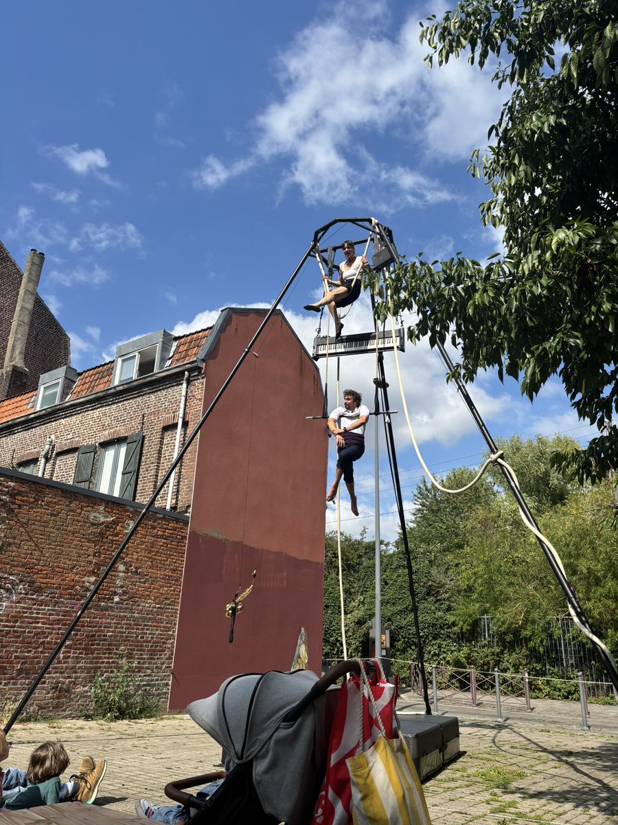 Lille_en_commun's tweet image. En plein cœur de l’été, #Wazemmes est en mouvement 🪩
✅ Un moment suspendu, plein de poésie, pelouse des enfants du paradis
✅ De l’énergie, place d’Oujda, pour une block party entre capoeira, graff, box et confection de bijoux ✨
A #Lille, le droit aux vacances en proximité !