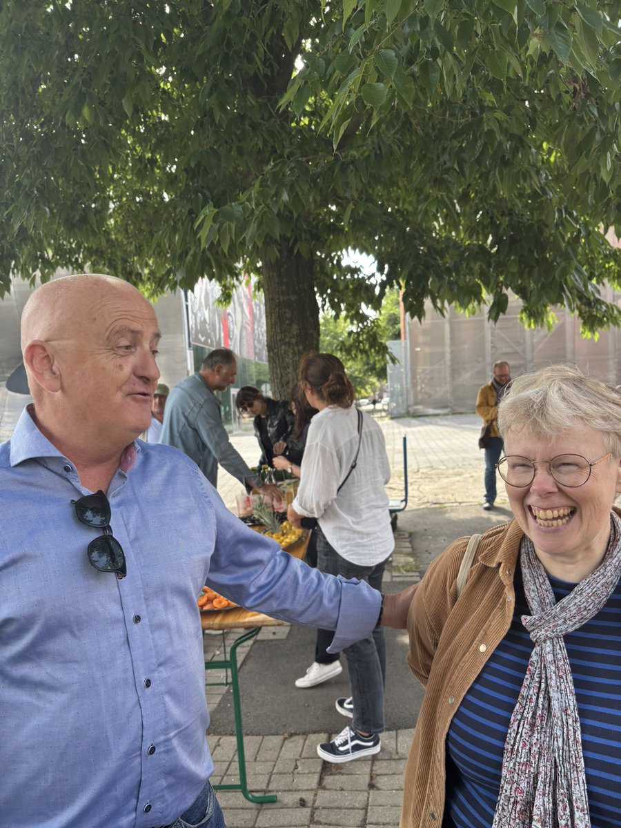 Lille_en_commun's tweet image. En plein cœur de l’été, #Wazemmes est en mouvement 🪩
✅ Un moment suspendu, plein de poésie, pelouse des enfants du paradis
✅ De l’énergie, place d’Oujda, pour une block party entre capoeira, graff, box et confection de bijoux ✨
A #Lille, le droit aux vacances en proximité !