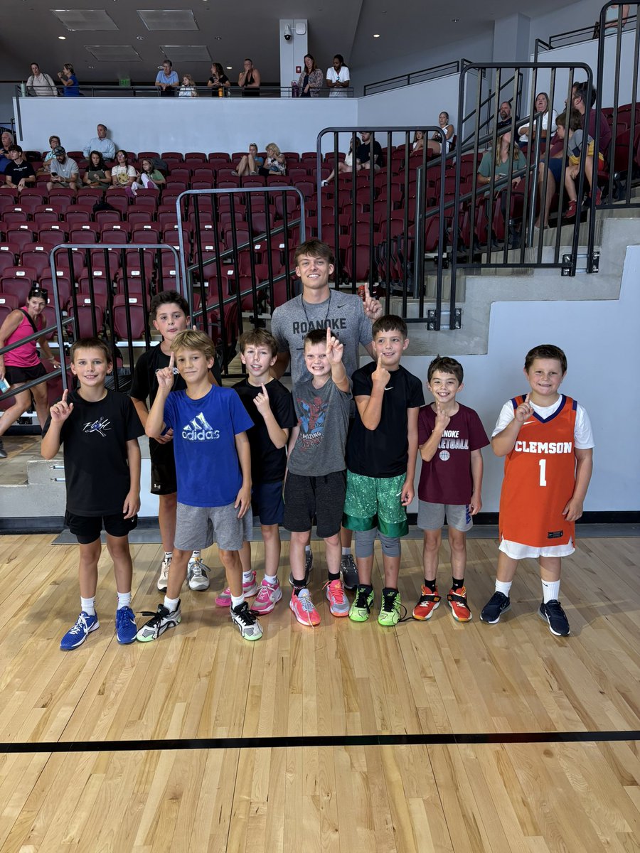 RoanokeMBB's tweet image. Day 4️⃣ = PLAYOFF BASKETBALL!! Congrats to all the teams who won their respective divisions!!
Can’t forget… @ClaytonGaither breaks the streak!!