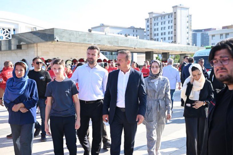 LSohretsizler's tweet image. ▪️ Şehitlerimize Son Görev…
Orman yangınında alevlerle mücadele ederken şehit olan 11 kahramanın cenaze törenine, siyasi isimler arasından yalnızca Anahtar Parti Genel Başkanı Sayın Yavuz Ağıralioğlu katıldı.
Devletin asli görevi, bu kahramanlara vefa göstermektir.…