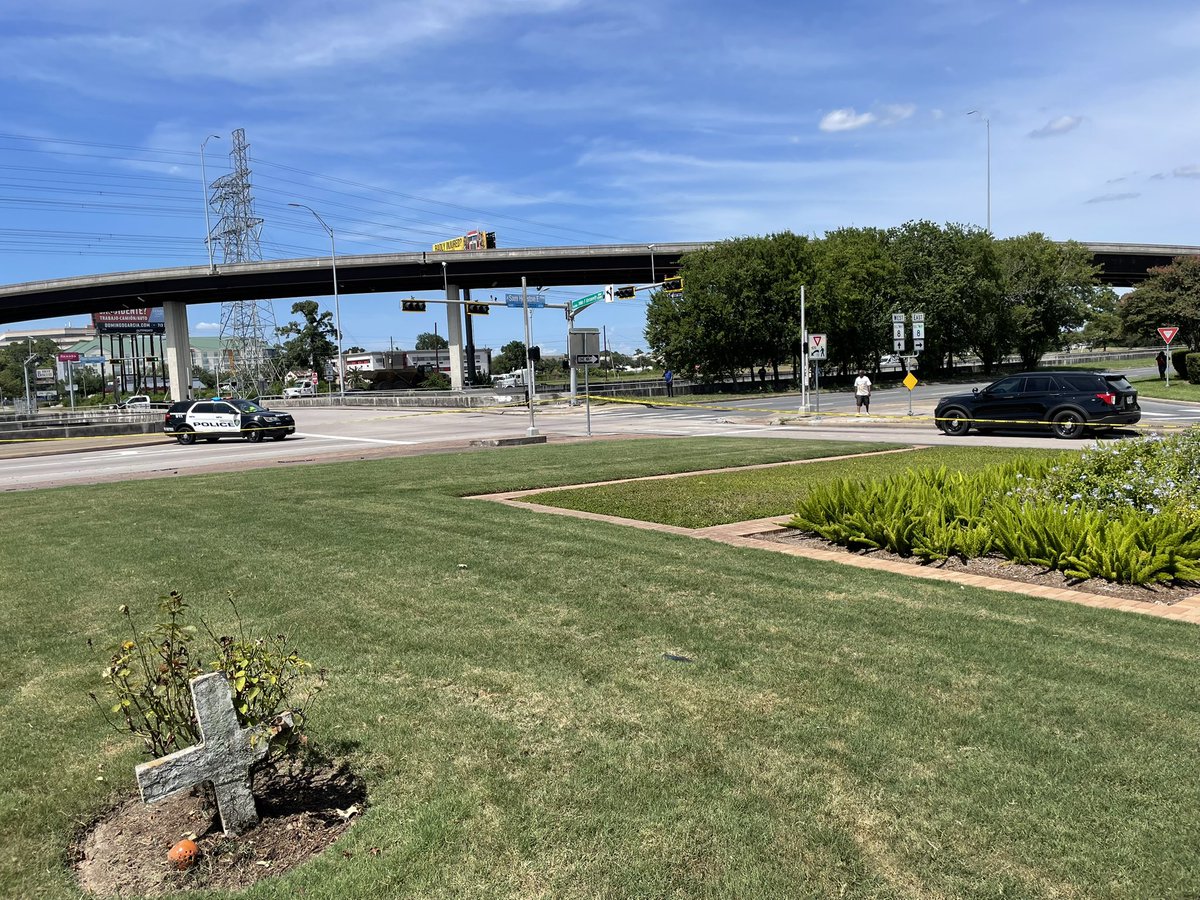 houstonpolice's tweet image. VCD and Homicide Investigators are at JFK and BW 8. Investigation underway, adult male deceased at the scene. Heavy traffic in the area. 202
