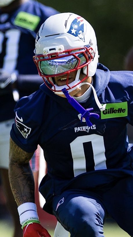 HelmetStalker's tweet image. Patriots DB Christian Gonzalez is using a Schutt F7 Pro with an F7X-EGOP-VI facemask and a SportStar Victory chinstrap; he used a Riddell SpeedFlex Precision Diamond with an SF-2EG-SW facemask in 2024.
