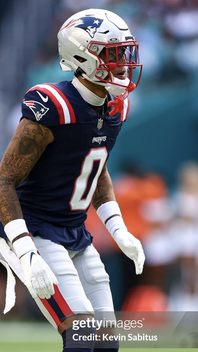HelmetStalker's tweet image. Patriots DB Christian Gonzalez is using a Schutt F7 Pro with an F7X-EGOP-VI facemask and a SportStar Victory chinstrap; he used a Riddell SpeedFlex Precision Diamond with an SF-2EG-SW facemask in 2024.