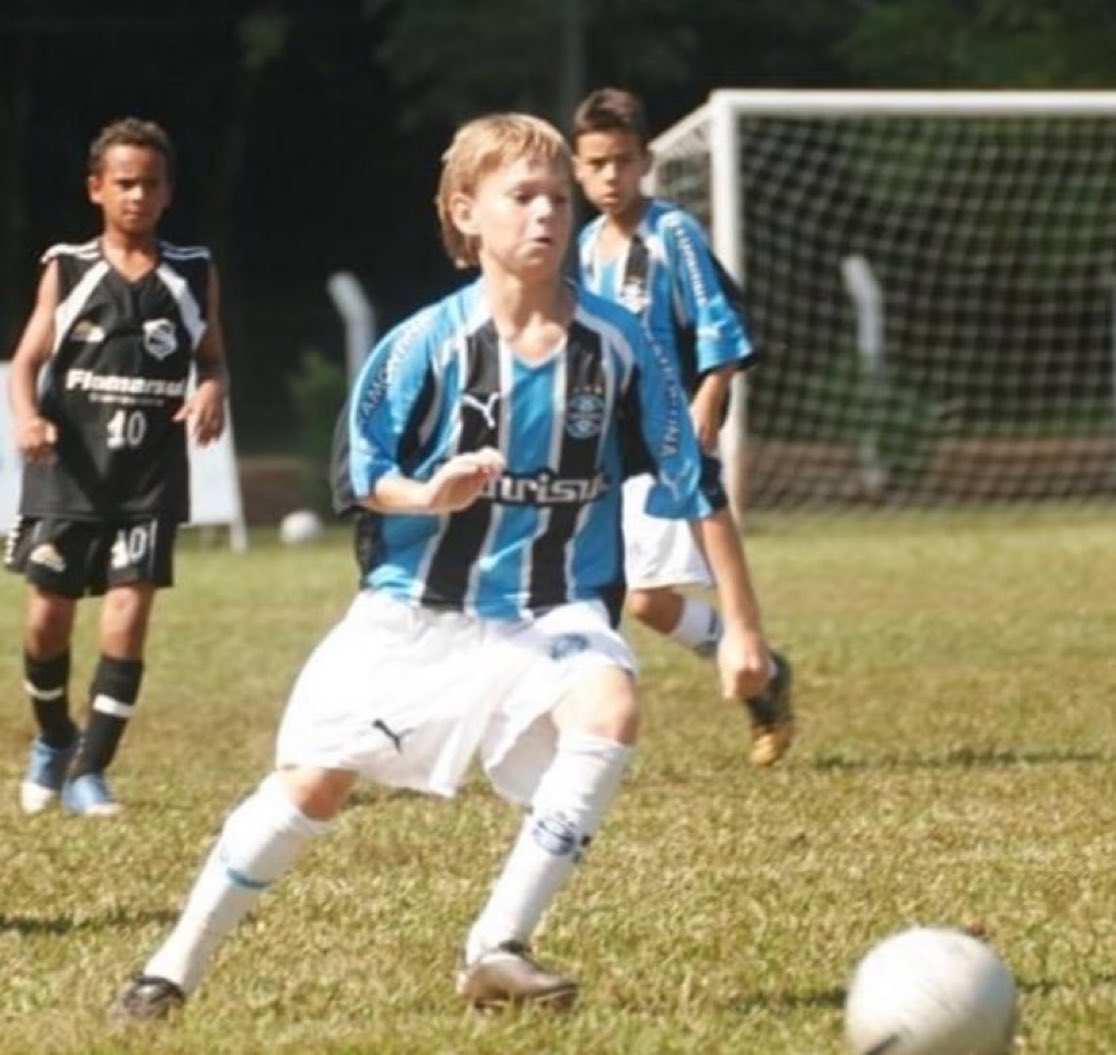 mwgremio's tweet image. Roger Guedes na base tricolor, ou seria o grande Lipe, filho do @SniperMR_ ?