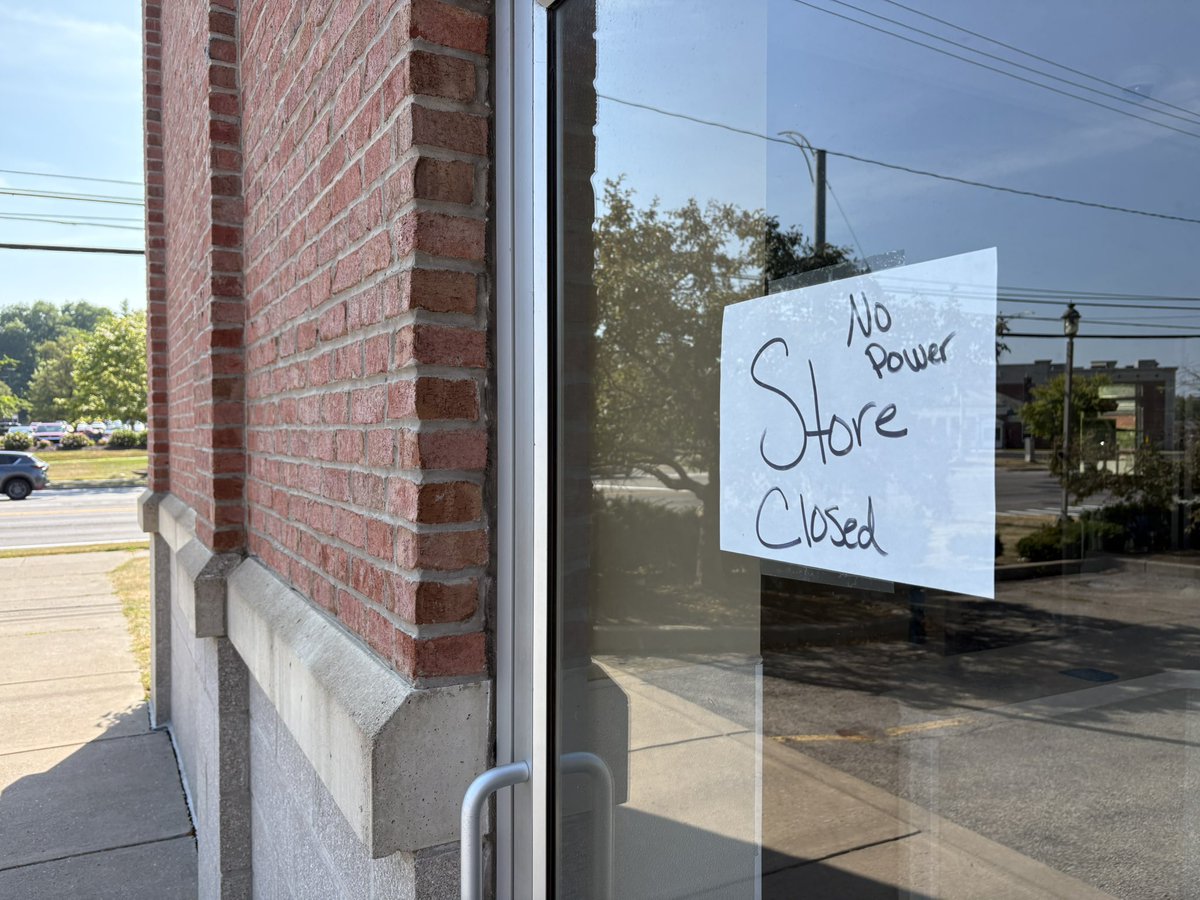 dfinkelsteintv's tweet image. Several stores along the Monroe Avenue stretch near Pittsford Plaza are experiencing a power outage – Wegmans says it’s operating on reserve power, and several stores in the plaza itself are without power, according to Wilmorite.