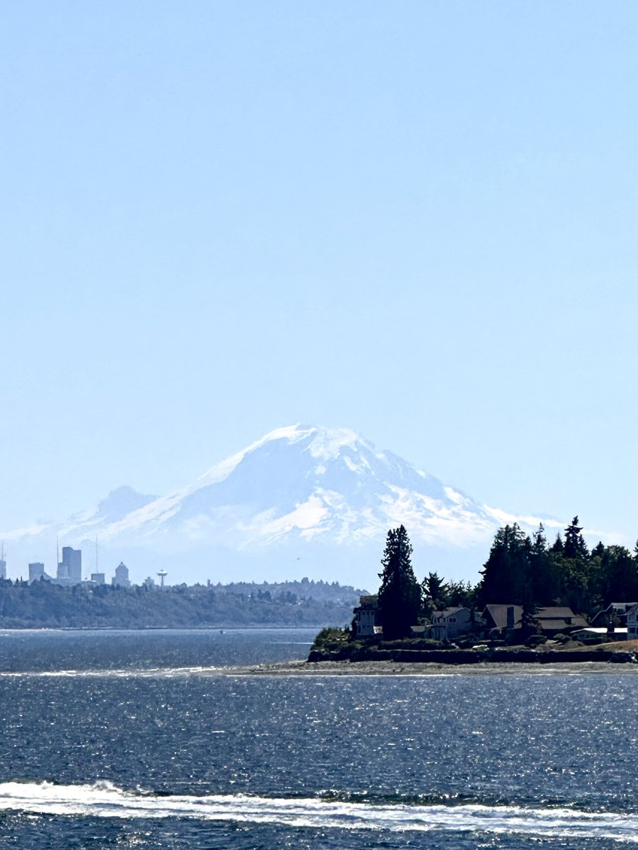 marcagawith's tweet photo. First time in Kingston Wa.  Really good view of #rainier and #spaceneedle! https://t.co/fsJRnR36C2