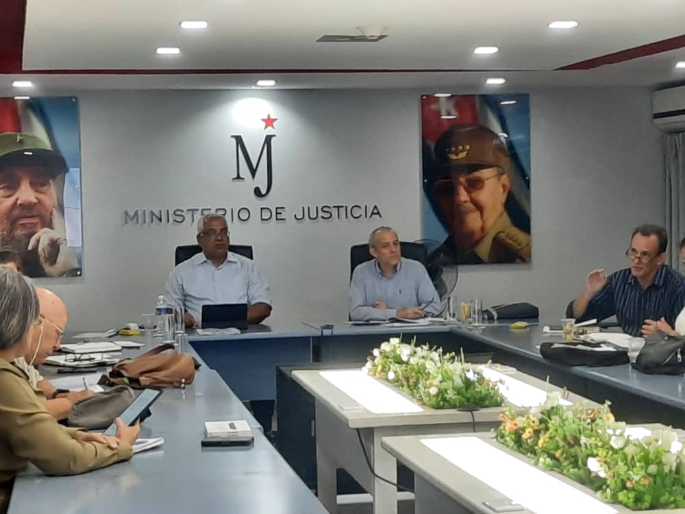 ArmandoRguezB's tweet image. Presentamos futura #LeyCTICuba a grupo Capacidad Legislativa q dirige Ministro @OscarCubaMinjus. Profundo intercambio enriquece propuesta! Reconoce intenso proceso d Construcción Colectiva de #LeyCTIParaTodos, q ha llegado a +1200 rptes de comunidad científica e innovadora #Cuba
