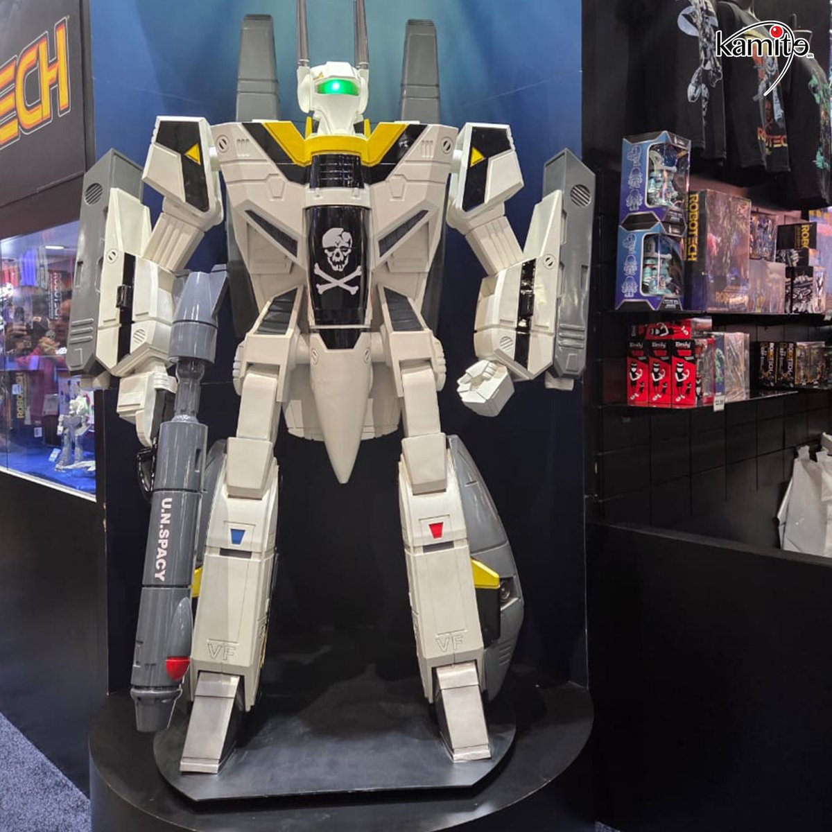 kamite_manga's tweet image. ¡Ey, aquí el #tiokamite desde la #ComiCon!✨
😎 El hype está al máximo con tantos universos reunidos en un solo lugar, que cada stand que vemos nos inspira a traer más cosas para ustedes 😮📚 pero queremos saber ¿Qué títulos, spin offs, croosovers les gustaría ver próximamente?👀