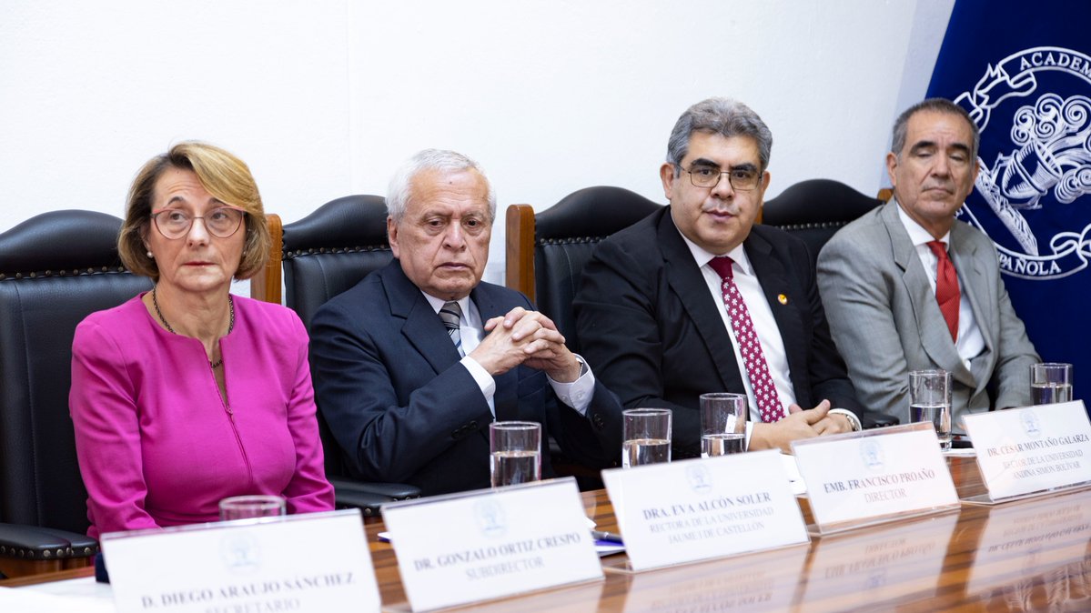 uasbecuador's tweet image. 📚👥 La Academia Ecuatoriana de la Lengua @ecuatoriana_de incorporó hoy como académica honoraria a la doctora Eva Alcón Soler, rectora de la @UJIuniversitat de Castellón y presidenta de la Conferencia de Rectores y Rectoras de las Universidades Españolas.
🎙️ Durante el acto, la…