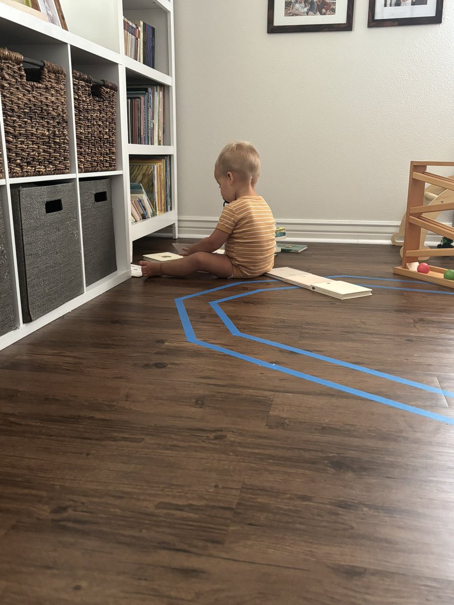 Breann_B_'s tweet image. Just sitting and “reading” books by himself🥹