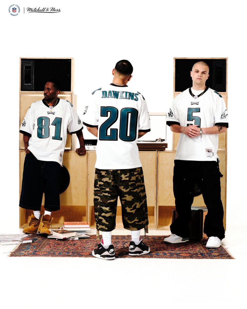 mitchell_ness's tweet image. In Philly, we never forget the legends who battled for this city. 🦅
The 2004 Eagles gave us grit, swagger, and an NFC Championship season we’ll always remember. From Dawkins’ hits to T.O.’s touchdown dances — this is for the fans who bleed green. The 2004 jerseys are back in a…