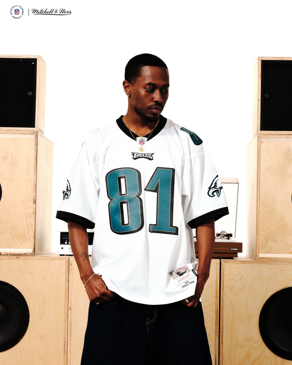mitchell_ness's tweet image. In Philly, we never forget the legends who battled for this city. 🦅
The 2004 Eagles gave us grit, swagger, and an NFC Championship season we’ll always remember. From Dawkins’ hits to T.O.’s touchdown dances — this is for the fans who bleed green. The 2004 jerseys are back in a…