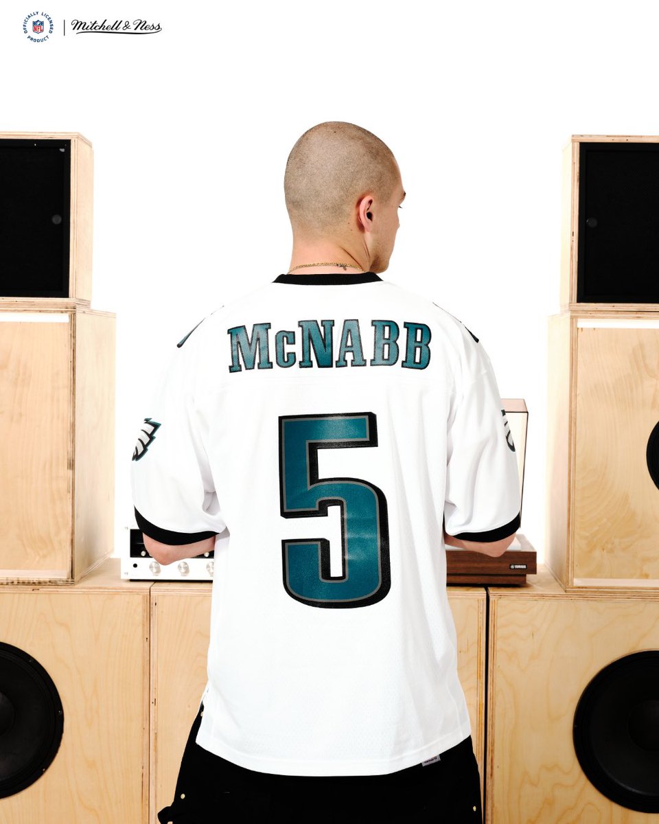 mitchell_ness's tweet image. In Philly, we never forget the legends who battled for this city. 🦅
The 2004 Eagles gave us grit, swagger, and an NFC Championship season we’ll always remember. From Dawkins’ hits to T.O.’s touchdown dances — this is for the fans who bleed green. The 2004 jerseys are back in a…