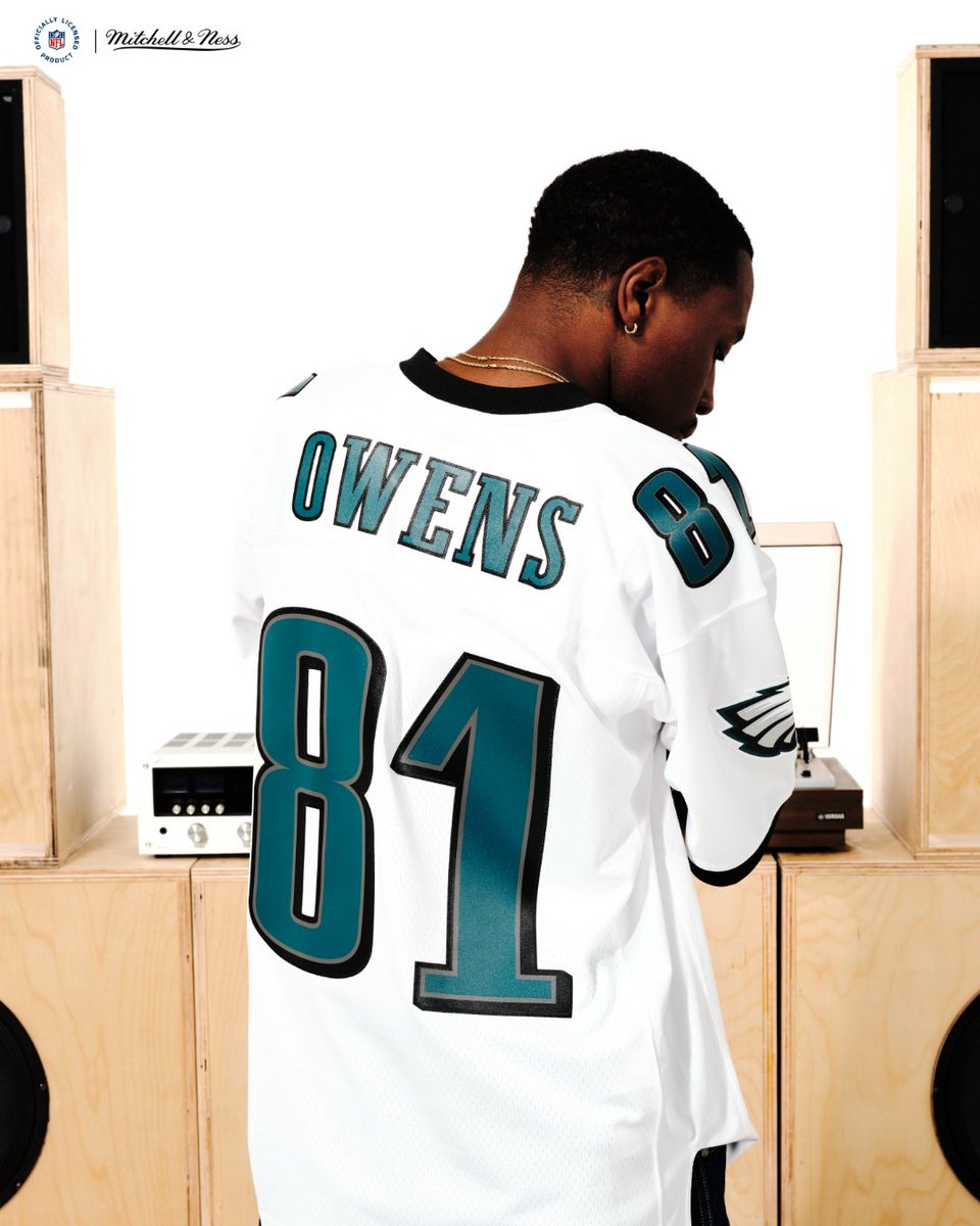 mitchell_ness's tweet image. In Philly, we never forget the legends who battled for this city. 🦅
The 2004 Eagles gave us grit, swagger, and an NFC Championship season we’ll always remember. From Dawkins’ hits to T.O.’s touchdown dances — this is for the fans who bleed green. The 2004 jerseys are back in a…
