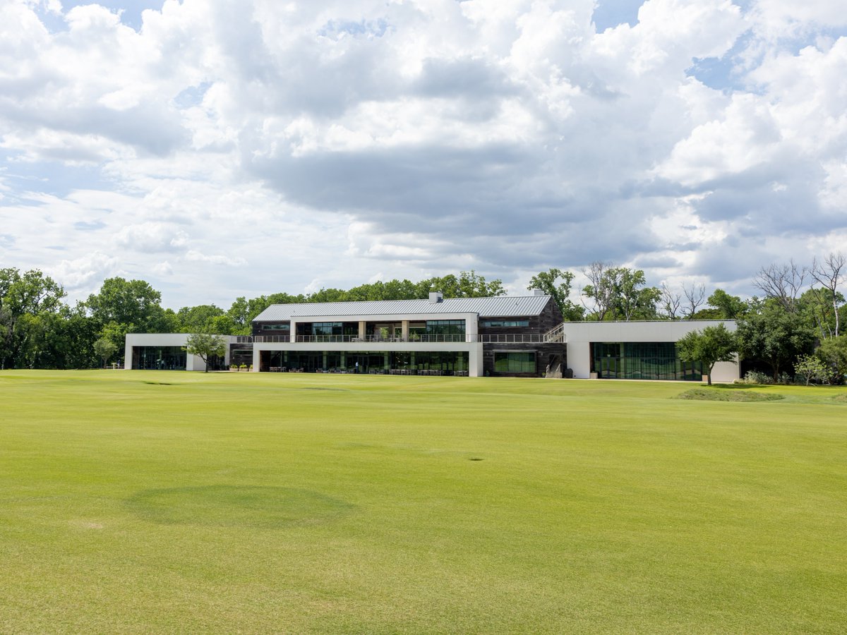 UTArlington's tweet image. From UTA architecture student to @USGA President and CEO of The @BeckGroup, Fred Perpall’s legacy comes full circle with the U.S. Junior Amateur golf tournament in town this week.
To read more, go to bit.ly/471BlUT.