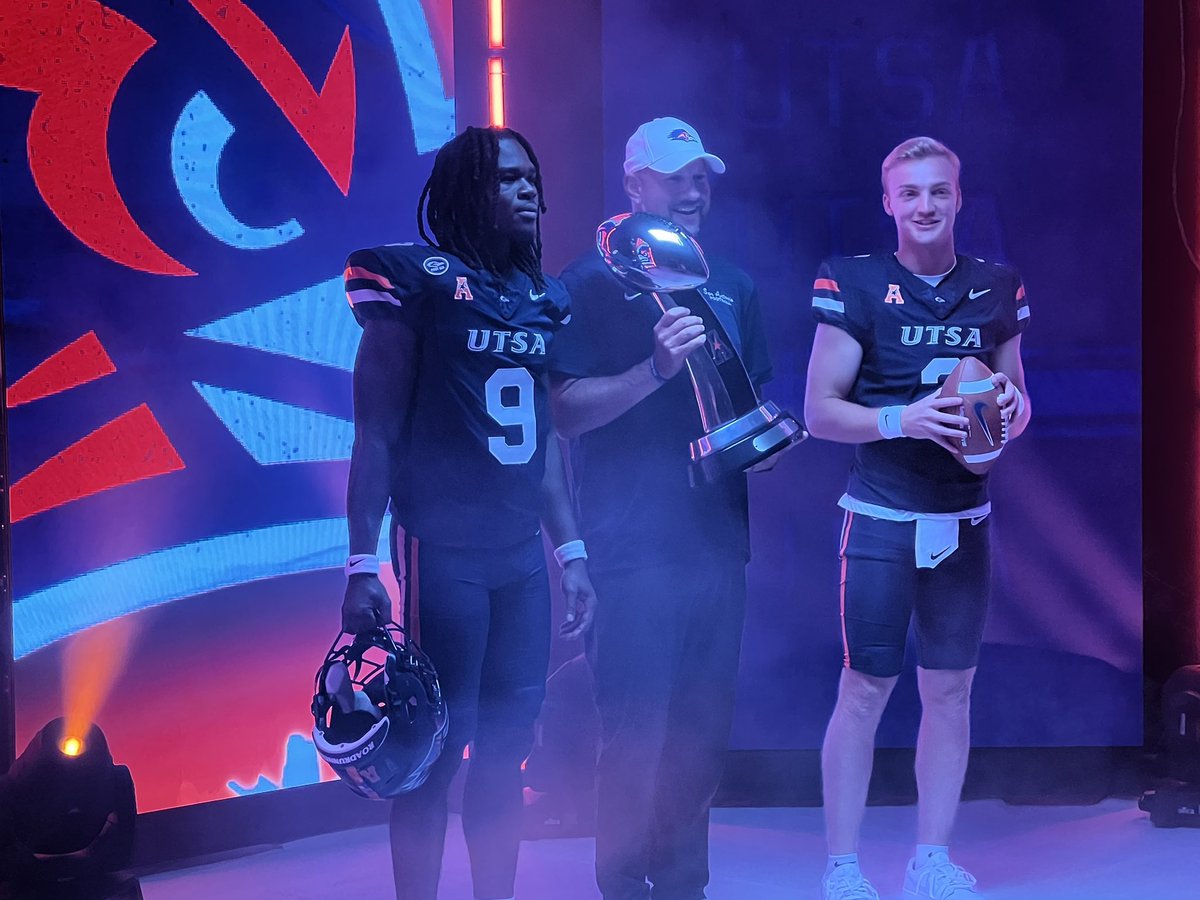 Darrien_UTSA's tweet image. I guess this is the “big” UTSA Nike uniform reveal. This is a low energy uniform release. I would’ve took the low hanging fruit to build some excitement around this but that’s just me. Either way I’m ready to see the Runners hit the field.
How do yall feel about this uniforms?
