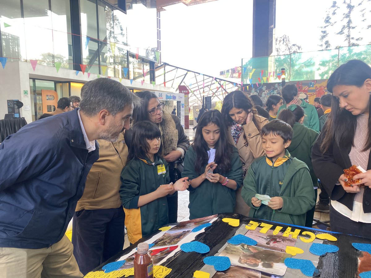 Instituto para la Resiliencia ante Desastres (@itrendchile) on Twitter photo Esta mañana junto a cerca de 200 niños de distintas comunas de Santiago, realizamos el cierre del programa del <a href="/Gob_Santiago/">Gobierno de Santiago</a> “Aprende de Desastres con Simple&Cito”, que fue ejecutado por Itrend y llegó a más de 6.500 beneficiarios, de 30 comunas de la RM.
La actividad se Esta mañana junto a cerca de 200 niños de distintas comunas de Santiago, realizamos el cierre del programa del <a href="/Gob_Santiago/">Gobierno de Santiago</a> “Aprende de Desastres con Simple&Cito”, que fue ejecutado por Itrend y llegó a más de 6.500 beneficiarios, de 30 comunas de la RM.
La actividad se