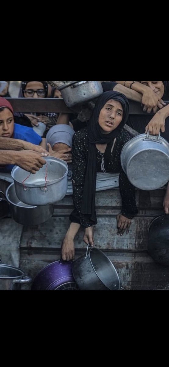 هذه الصورة من #غزة تهز كل ضمير حي في عالم ميت.
#غزه_تموت_جوعاً
