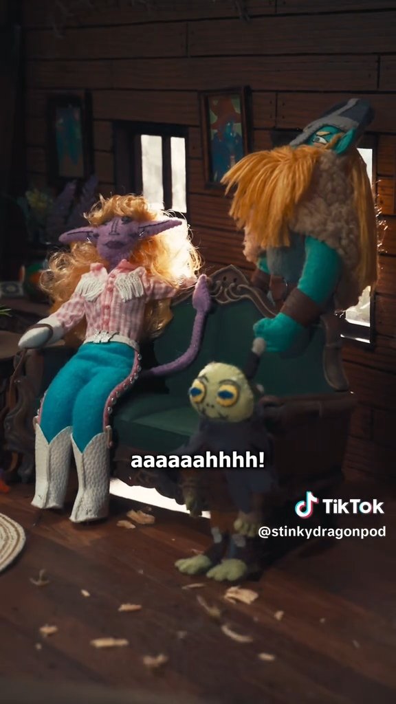Elorasaurus_'s tweet image. My lil Stinky fanart portraits are still being used in the background of the puppet videos 

That makes me so happy 🐉💨 

(´▽`ʃƪ)♡