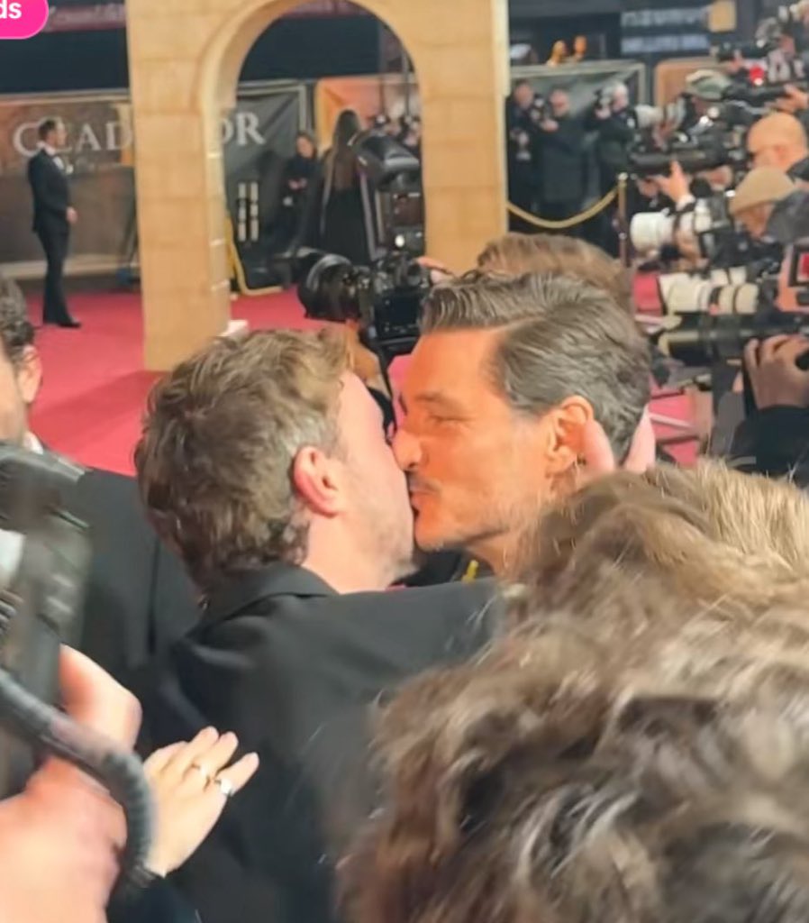 Baswa_'s tweet image. Pour ceux qui pensent que Pedro Pascal n’est très tactile qu’avec ses collègues actrices.
Avec Paul Mescal et avec Oscar Isaac.