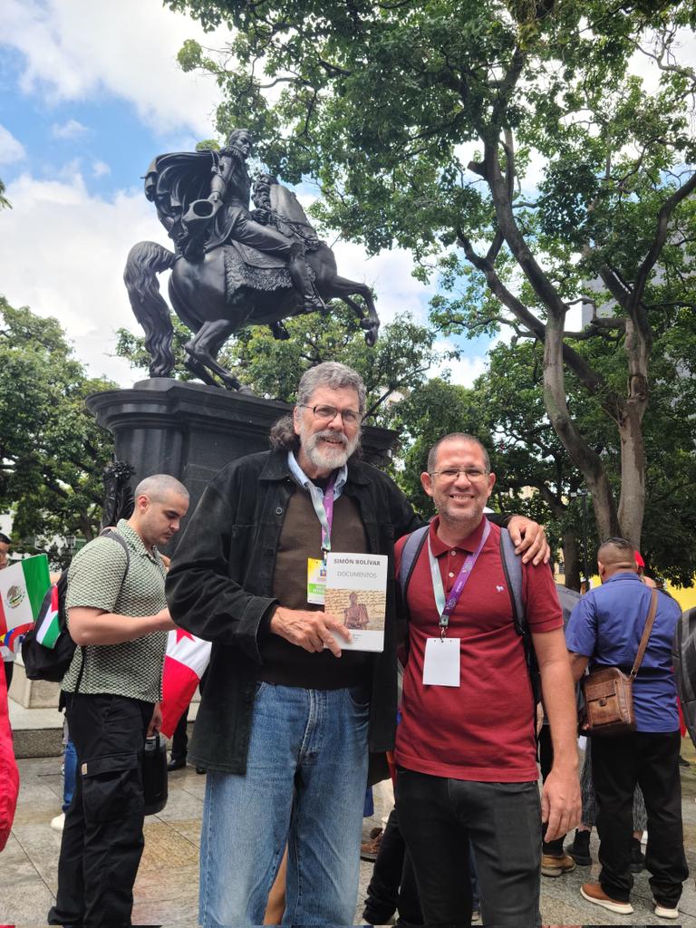 AbelPrieto11's tweet image. En Caracas, ante el monumento al Libertador, Fernando Luis y yo nos tomamos una foto mostrando el libro DOCUMENTOS de Simón Bolívar del Fondo Editorial de la @CasAmericas. #BolívarVive