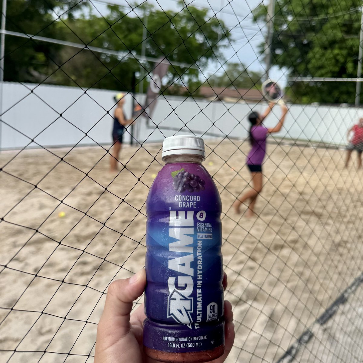 drinkagame's tweet image. Beach tennis essentials: paddle, ball, sand, and A-GAME! 💧🎾
#BringYourAGAME #DrinkAGAME #BeachTennisVibes #HydrationOnPoint #ActiveLifestyle #StayFueled #SandAndSip