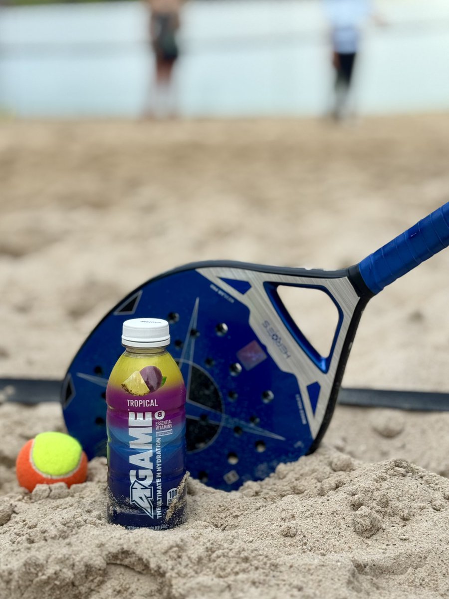drinkagame's tweet image. Beach tennis essentials: paddle, ball, sand, and A-GAME! 💧🎾
#BringYourAGAME #DrinkAGAME #BeachTennisVibes #HydrationOnPoint #ActiveLifestyle #StayFueled #SandAndSip