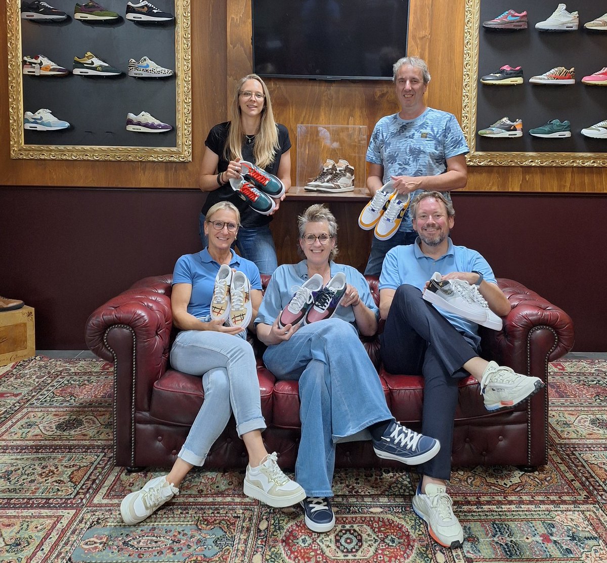 DeRavissante's tweet image. Een super leuke avond gehad met het werk. Een bedrijfsuitje, je eigen Nike schoenen schilderen zoals jezelf bedacht had. Eerst een tekening inkleuren en dan met verf aan de gang. Zeer de moeite waard, een aanrader. Zit in Tiel.