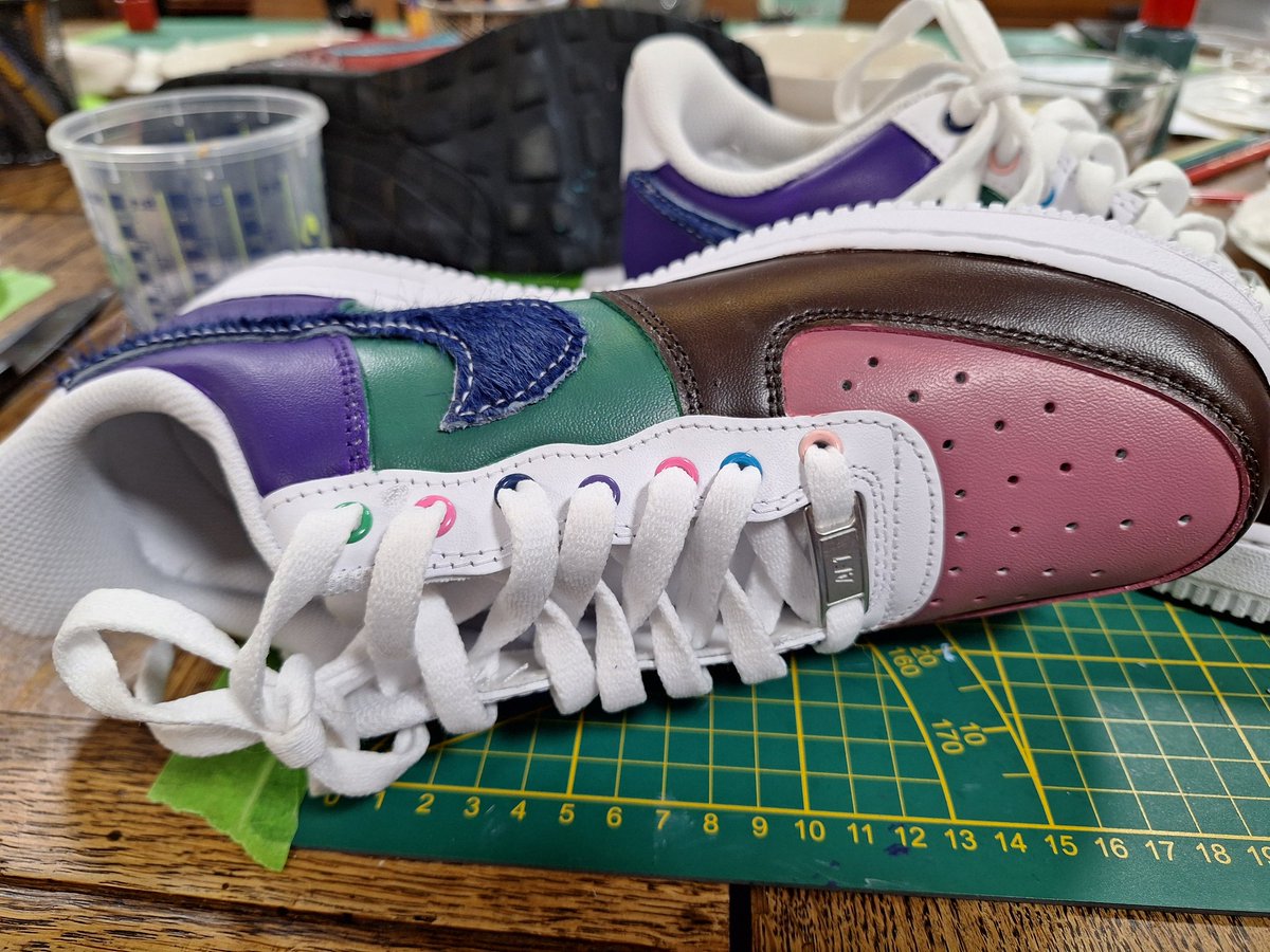 DeRavissante's tweet image. Een super leuke avond gehad met het werk. Een bedrijfsuitje, je eigen Nike schoenen schilderen zoals jezelf bedacht had. Eerst een tekening inkleuren en dan met verf aan de gang. Zeer de moeite waard, een aanrader. Zit in Tiel.