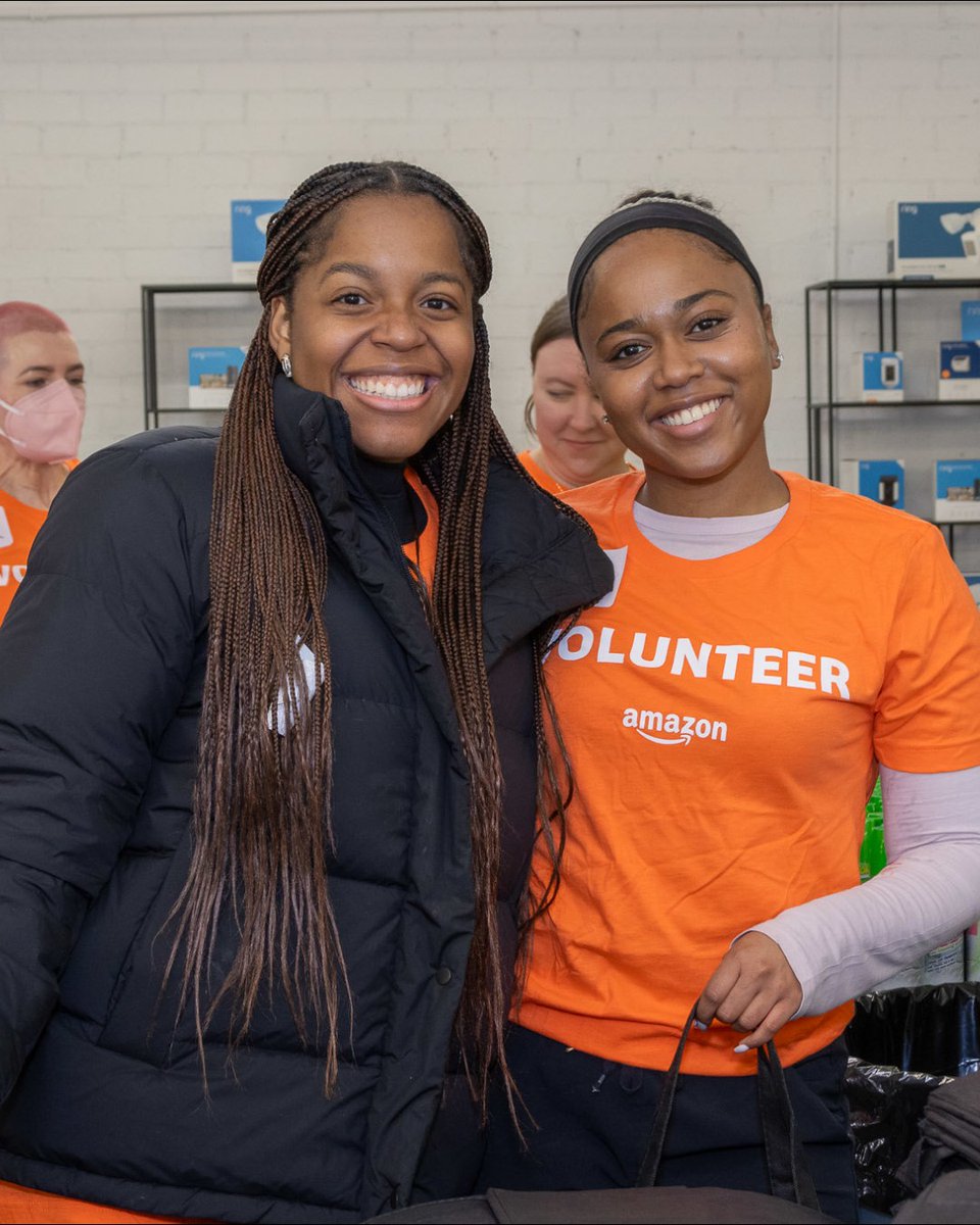 Our volunteers prove that compassion is the strongest foundation of all🙌

Want to roll up your sleeves for a great cause? Become a Habitat LA #volunteer! Find more info here➡️ bit.ly/46XEZix

Thank you #volunteers!🤝👏
📸 @Amazon 

#BuildLA #MakeaDifference #ReBUILDLA