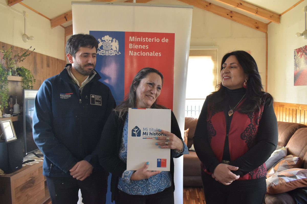 DPRMagallanes's tweet image. 🏡❤️ El Gobierno de Chile entregó un título gratuito de dominio a la familia Coronado: doña Leticia y sus hijas Miguela y Carolayn. Después de 30 años, se dio una solución que les brinda dignidad, seguridad y certeza jurídica.
Una historia de esfuerzo que hoy tiene un final feliz