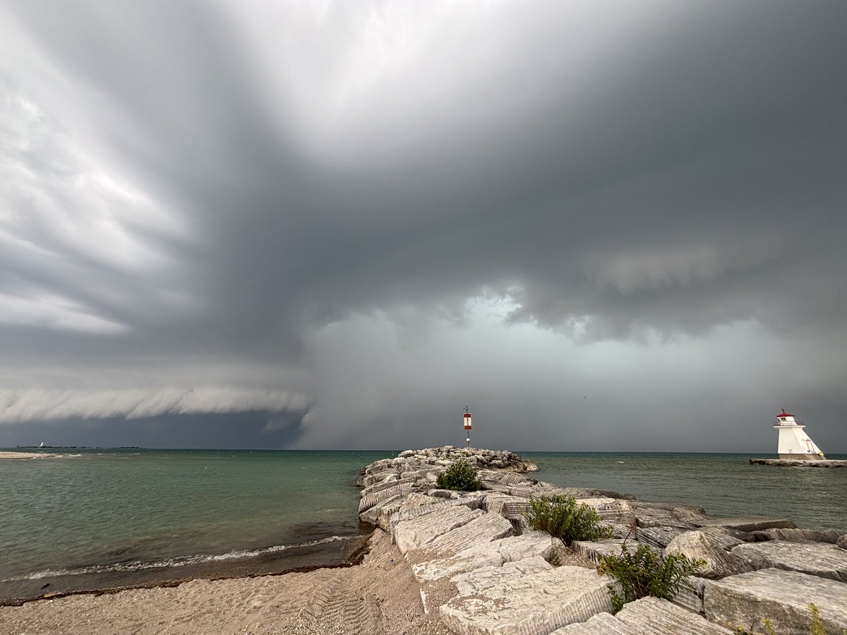 Definitely a downburst!! Take cover in Southampton NOW!! #onwx #onstorm #ShareYourWeather