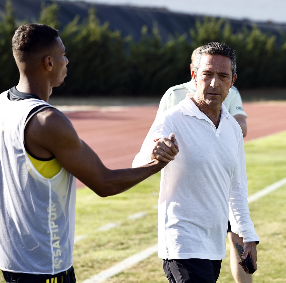 Fenerbahce's tweet image. Başkanımız Ali Y. Koç ve Yönetim Kurulu Üyelerimiz, Portekiz’de yeni sezon hazırlıklarını sürdüren Futbol Takımımızla bir araya geldi.
🔗 fenerbahce.org/haberler/futbo…