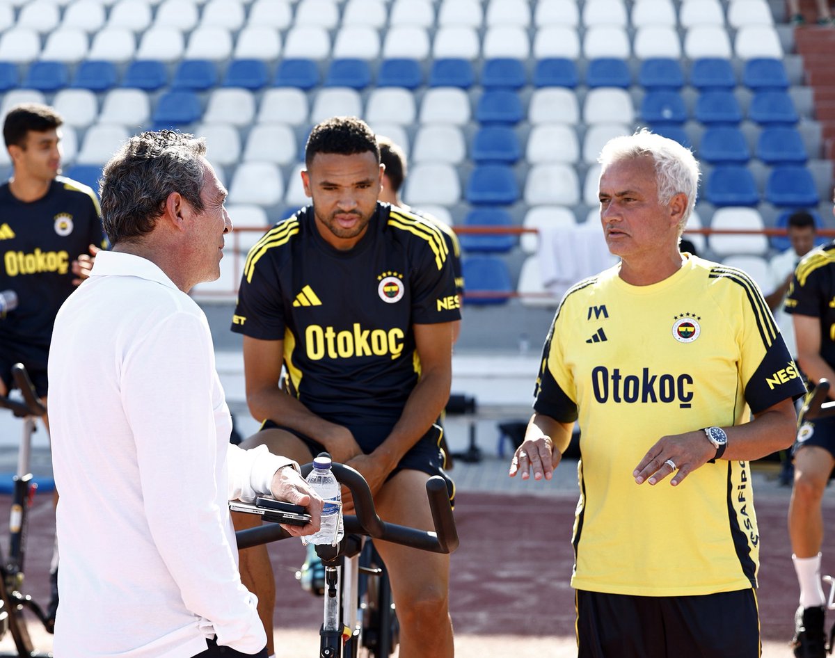 Fenerbahce's tweet image. Başkanımız Ali Y. Koç ve Yönetim Kurulu Üyelerimiz, Portekiz’de yeni sezon hazırlıklarını sürdüren Futbol Takımımızla bir araya geldi.
🔗 fenerbahce.org/haberler/futbo…