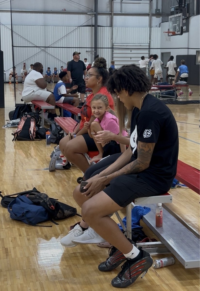 Linknky's tweet image. Former Newport standout Taylen Kinney is back home hosting a camp at Town and Country Sports Complex in Wilder.
We caught up with the five-star recruit on what it's been like to give back, when his college decision will come and what else is in store.
linknky.com/sports/basketb…