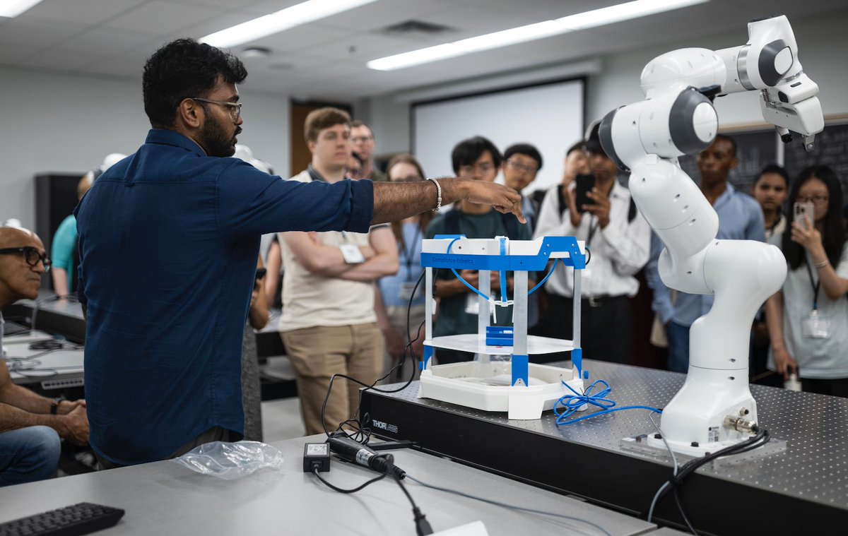 UTM's tweet image. The #TorontoRoboticsConference at #UTM spotlighted how #UofT researchers are building intelligent machines to solve real-world problems.
Discover 3 robots that turned heads 🤖 bit.ly/4516pS3