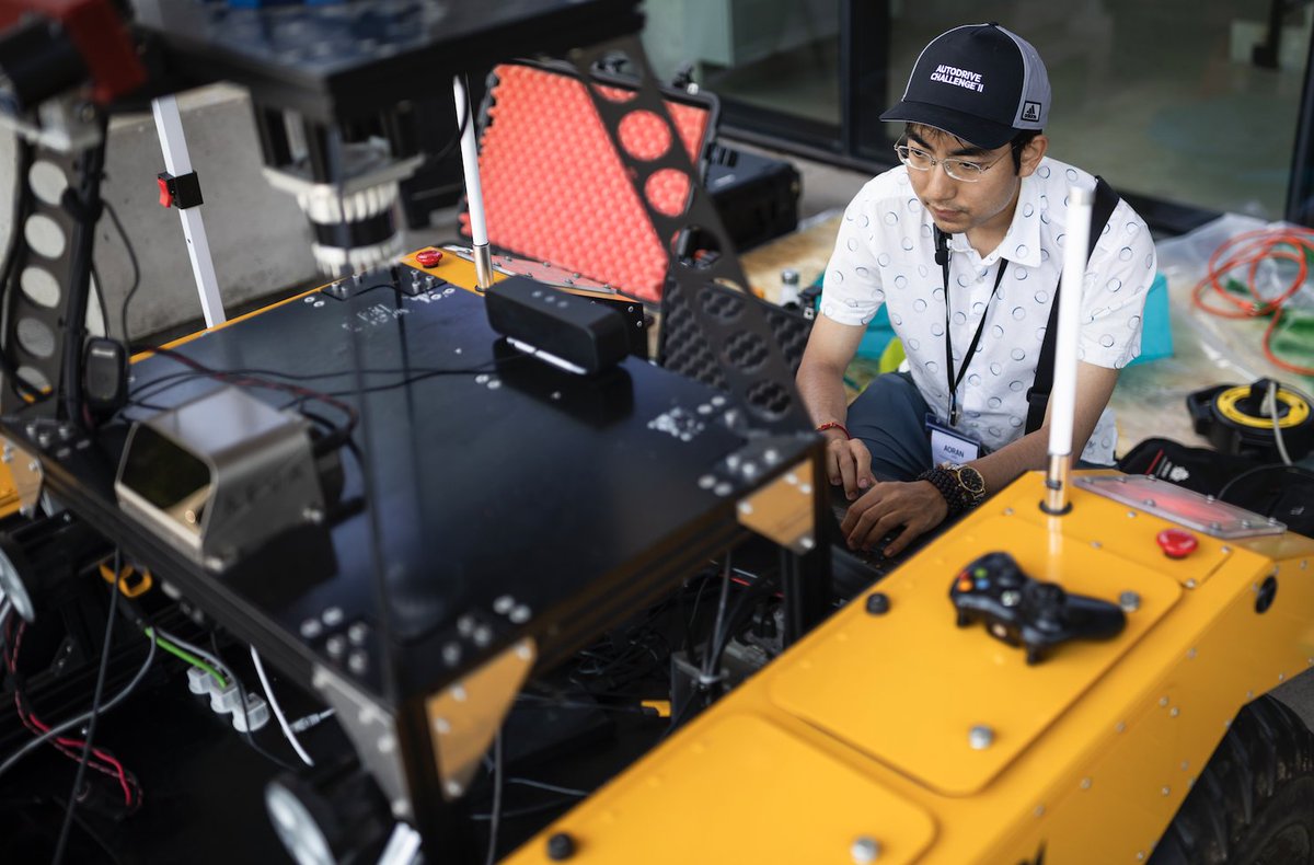 UTM's tweet image. The #TorontoRoboticsConference at #UTM spotlighted how #UofT researchers are building intelligent machines to solve real-world problems.
Discover 3 robots that turned heads 🤖 bit.ly/4516pS3
