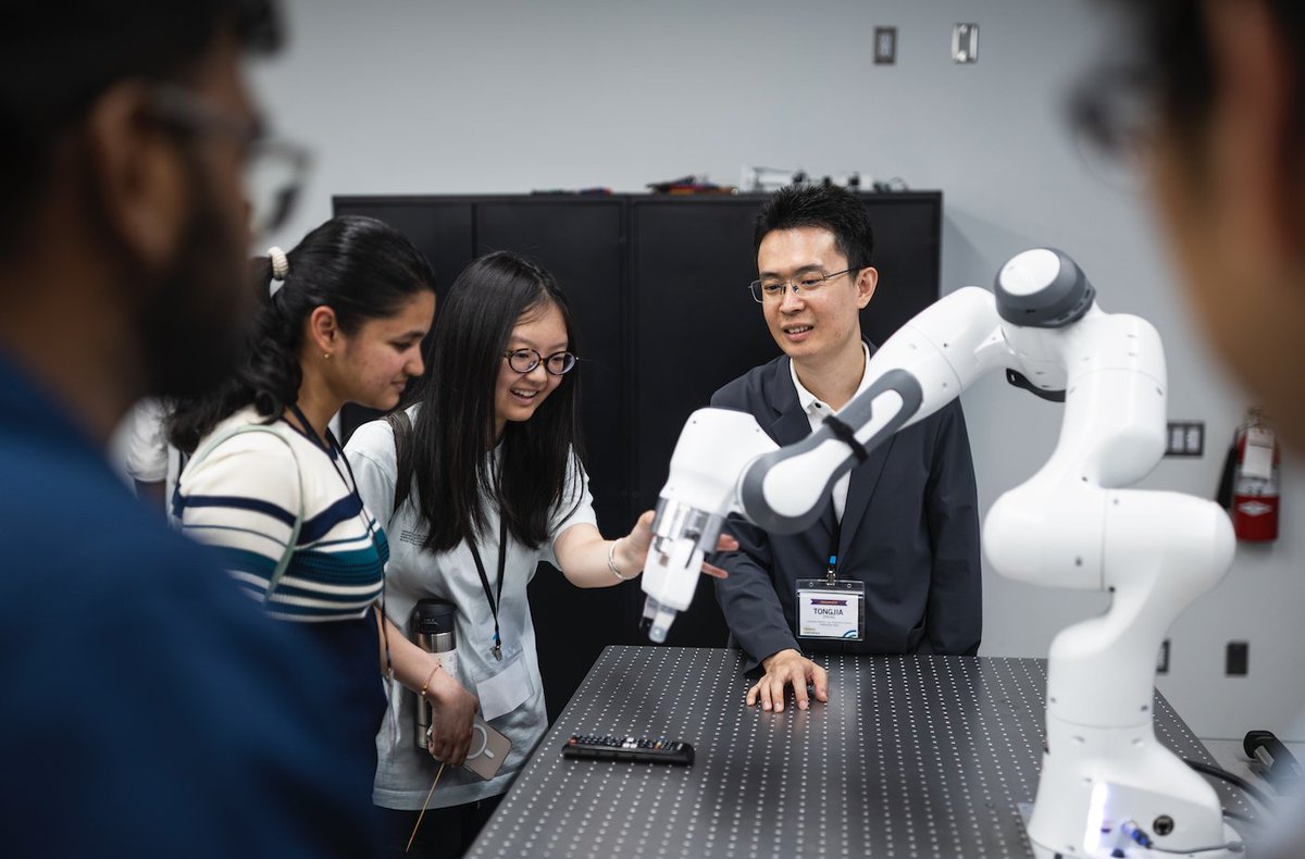 UTM's tweet image. The #TorontoRoboticsConference at #UTM spotlighted how #UofT researchers are building intelligent machines to solve real-world problems.
Discover 3 robots that turned heads 🤖 bit.ly/4516pS3