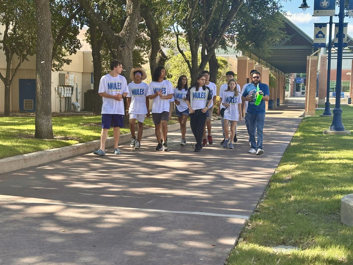 AHISD's tweet image. We’ve welcomed our second group of students into the Early College HS at AHHS! Incoming 9th graders visited St. Philip’s College this week &amp;amp; celebrated the completion of a Summer Bridge program. In 4 years, they&apos;ll graduate with a high school diploma &amp;amp; associate’s degree!