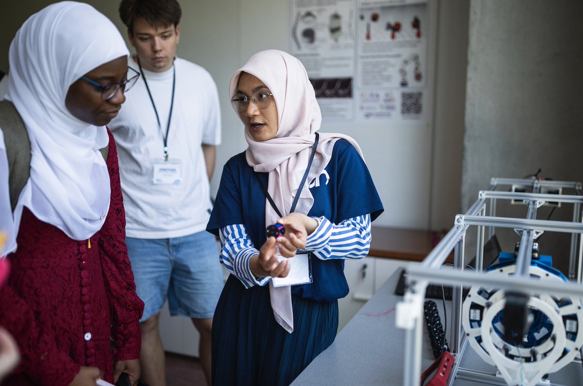 UTM's tweet image. The #TorontoRoboticsConference at #UTM spotlighted how #UofT researchers are building intelligent machines to solve real-world problems.
Discover 3 robots that turned heads 🤖 bit.ly/4516pS3