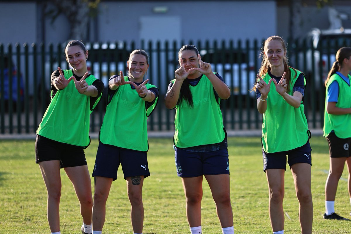 theposhwomen's tweet image. The Photographer 🤝 The Photos 

@NeiveCorry goalkeeper/Photographer 🧤📸