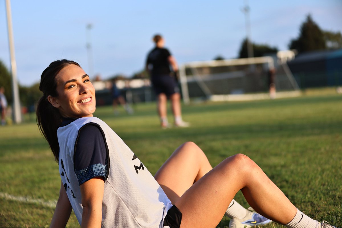 theposhwomen's tweet image. The Photographer 🤝 The Photos 

@NeiveCorry goalkeeper/Photographer 🧤📸