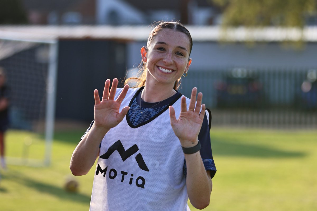 theposhwomen's tweet image. The Photographer 🤝 The Photos 

@NeiveCorry goalkeeper/Photographer 🧤📸