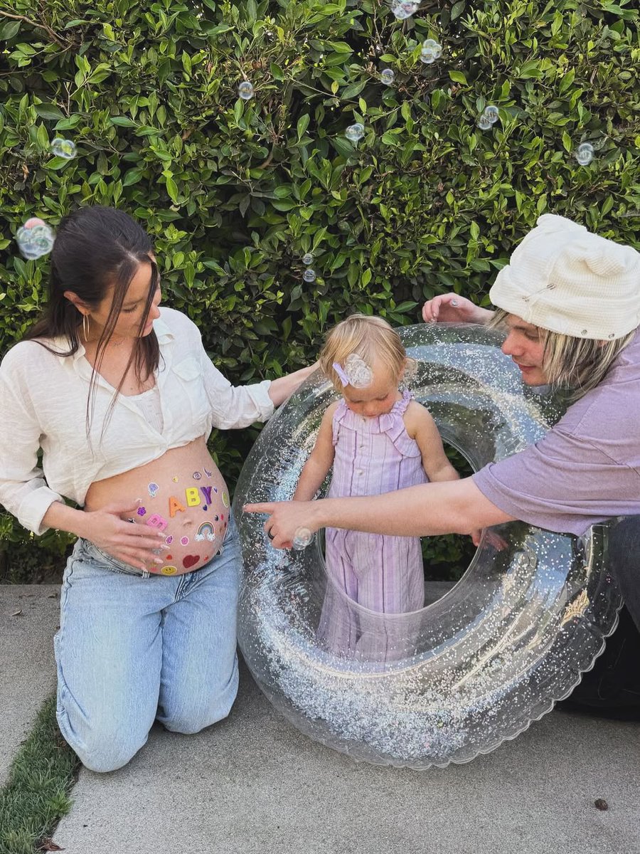 MICHAEL CLIFFORD PAI DE MENINAS! 🩷

"Para minhas lindas filhas, eu amo muito vocês duas. Mal posso esperar para que ouçam isso um dia. Espero que amem minha música de forma genuína. Papai ama vocês." – Agradecimentos do álbum SIDEQUEST