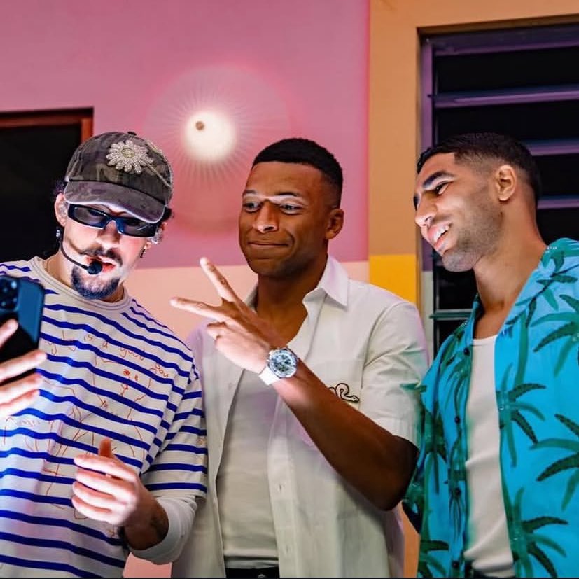 PerreoTV's tweet image. Bad Bunny x Kylian Mbappé x Hakimi 😎✌️😀. (via Mbappé Instagram)